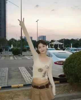 成都小萝莉逼紧水多多