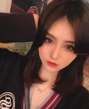 兰州初下海嫩妹性感黑丝美腿，扒开尝美穴和粉奶